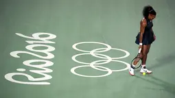 Petenis AS, Serena Williams tertunduk lesu usai dikalahkan petenis Ukraina, Elina Svitolina di babak ketiga Olimpiade Rio 2016 , Selasa (9/8). Pemegang medali emas Olimpiade London itu disingkirkan dengan skor mengejutkan 6-4 6-3. (REUTERS/Kevin Lamarque)