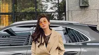 Clara tampil kece namun tetap formal mengenakan blazer oversize berwarna coklat muda. Perempuan keturunan Batak ini mengenakan celana kulot dan menambahkan aksesoris kacamata dengan lensa berwarna untuk mempercantik penampilannya. (Instagram/@clarashintareal)