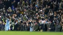 Selebrasi gol pemain Manchester City, Raheem Sterling bersama fans saat melawan Arsenal pada laga Premier League di Etihad Stadium, (18/12/2016). (Reuters/Phil Noble )