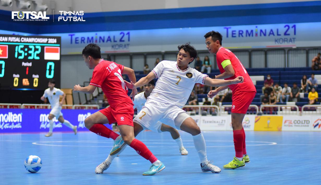 Pemain Timnas futsal Indonesia, Firman Ardiansyah berusaha merebut bola dari kaki pemain Vietnam pada laga final Piala AFF 2024 yang berlangsung di Terminal 21 Korat, Nakhon Ratchasima, Thailand, Minggu (10/11/2024) malam WIB. (Dok. Federasi Futsal Indonesia)
