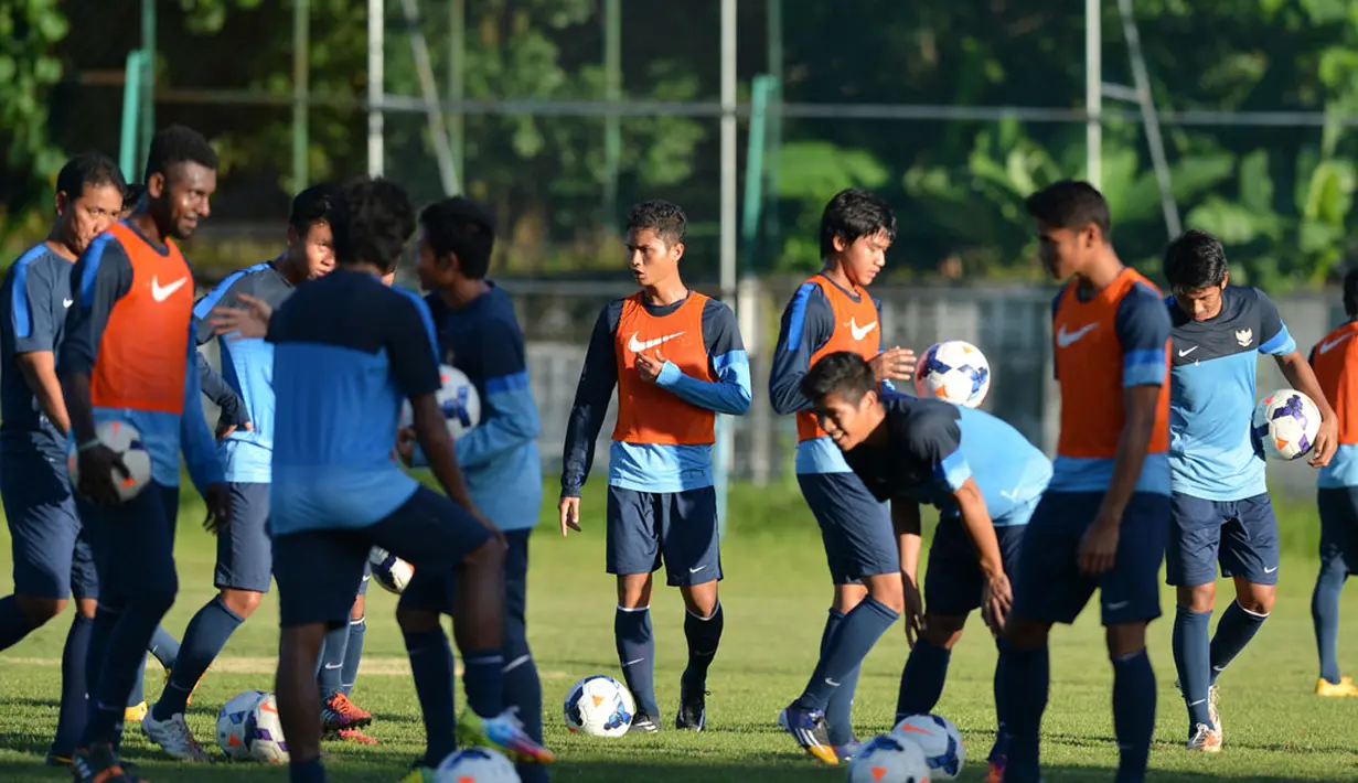 Timnas U-19 Indonesia melakukan latihan jelang pertandingan kedua Grup B melawan Australia di turnamen Piala Asia U-19 di Stadion Yangon United, Yangon, Myanmar, Jumat (10/10). (ANTARA FOTO/Andika Wahyu)