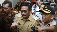 Wagub DKI, Djarot Saiful Hidayat menjawab pertanyaan awak media usai menjenguk Gubernur DKI, Basuki Tjahaja Purnama (Ahok) di Rutan Cipinang, Jakarta, Selasa (9/5).  Usai divonis dua tahun, Ahok langsung dibawa ke rutan tersebut. (GOH CHAI HIN/AFP)