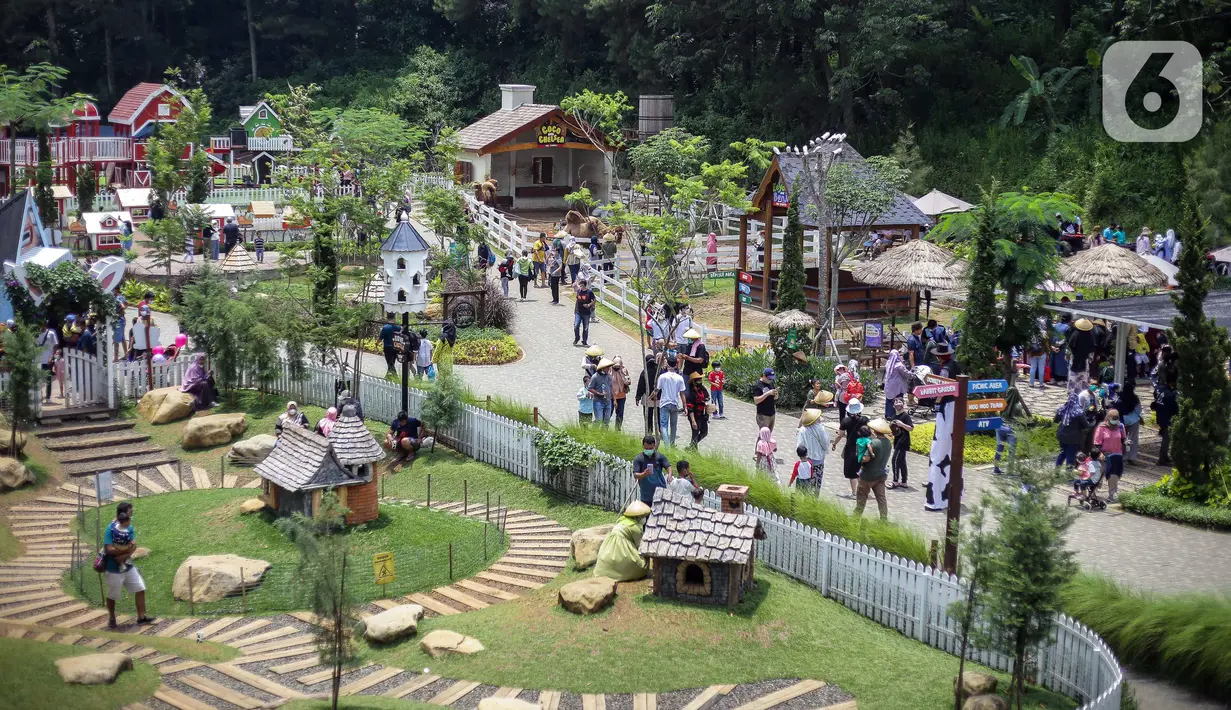Sejumlah wisatawan menikmati keindahaan alam di Cimory Dairyland, Puncak, Bogor, Jawa Barat, Minggu (31/10/2021). Pelonggaran PPKM dimanfaatkan masyarakat untuk berlibur ke tempat wisata dengan tetap memberlakuan protokol kesehatan COVID-19. (Liputan6.com/Faizal Fanani)