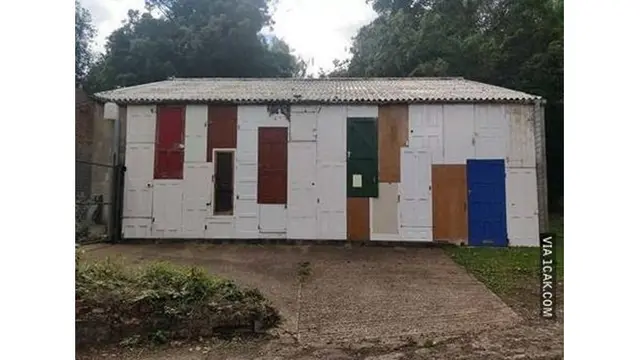 6 Desain Pintu Rumah Ini Nyeleneh, Absurd Banget