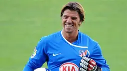 A picture taken on July 8, 2008 in Madrid, Spain shows Atletico Madrid's new 35-year-old goalkeeper Gregory Coupet smiling as he poses with his new jersey/ PIERRE-PHILIPPE MARCOU