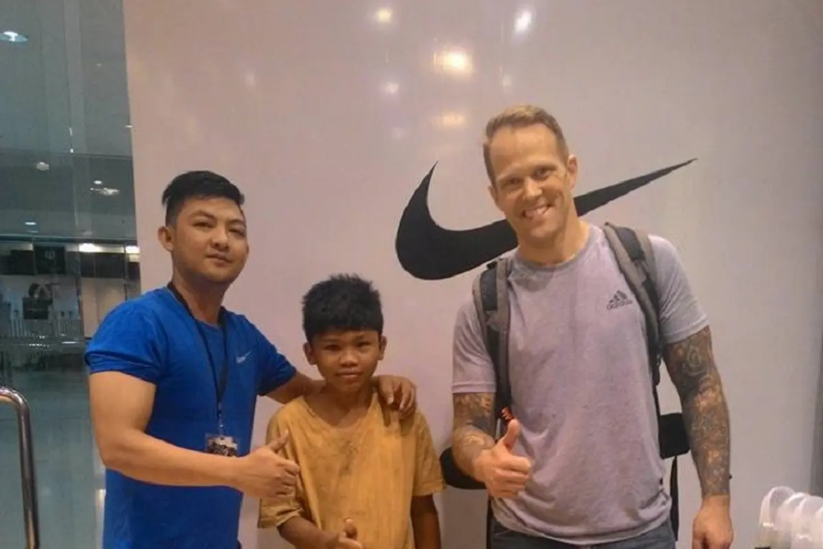 [Bintang] Bule belikan sepatu