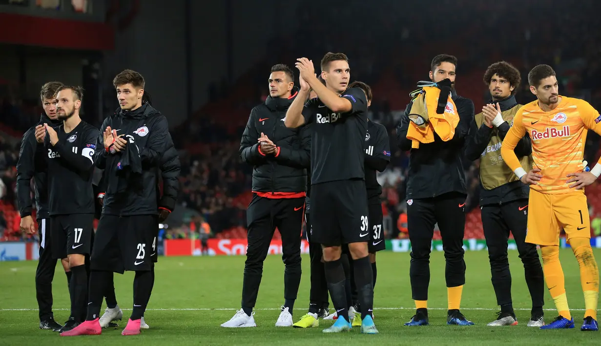Para pemain Red Bull Salzburg meninggalkan lapangan pertandingan setelah dikalahkan Liverpool pada lanjutan Liga Champions di Stadion Anfield, Liverpool, Inggris, Rabu (2/10/2019). The Reds menang tipis 4-3 atas Salzburg. (AP Photo/Jon Super)