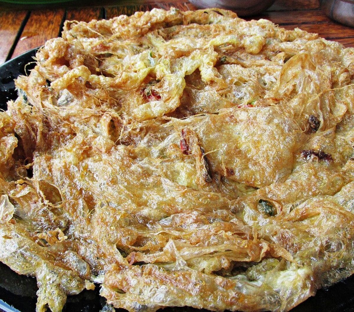 2. Resep Talua Barendo (Telur Dadar Padang Crispy)

Salah satu lauk di masakan Padang yang populer adalah talua barendo.

Dadarnya cukup istimewa, karena lebih renyah dan berbumbu.
