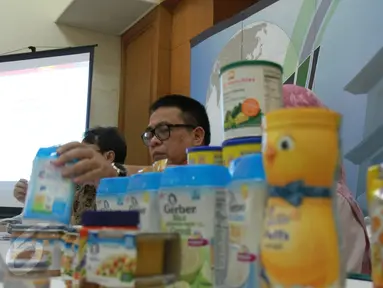 Sejumlah produk illegal diperlihatkan Badan POM saat konferensi pers di Jakarta, Kamis (18/6/2015). Badan POM berhasil menggerebek sebuah gudang  pangan olahan impor ilegal senilai Rp500 Juta di kawasan Pantai Kapuk. (Liputan6.com/Herman Zakharia)