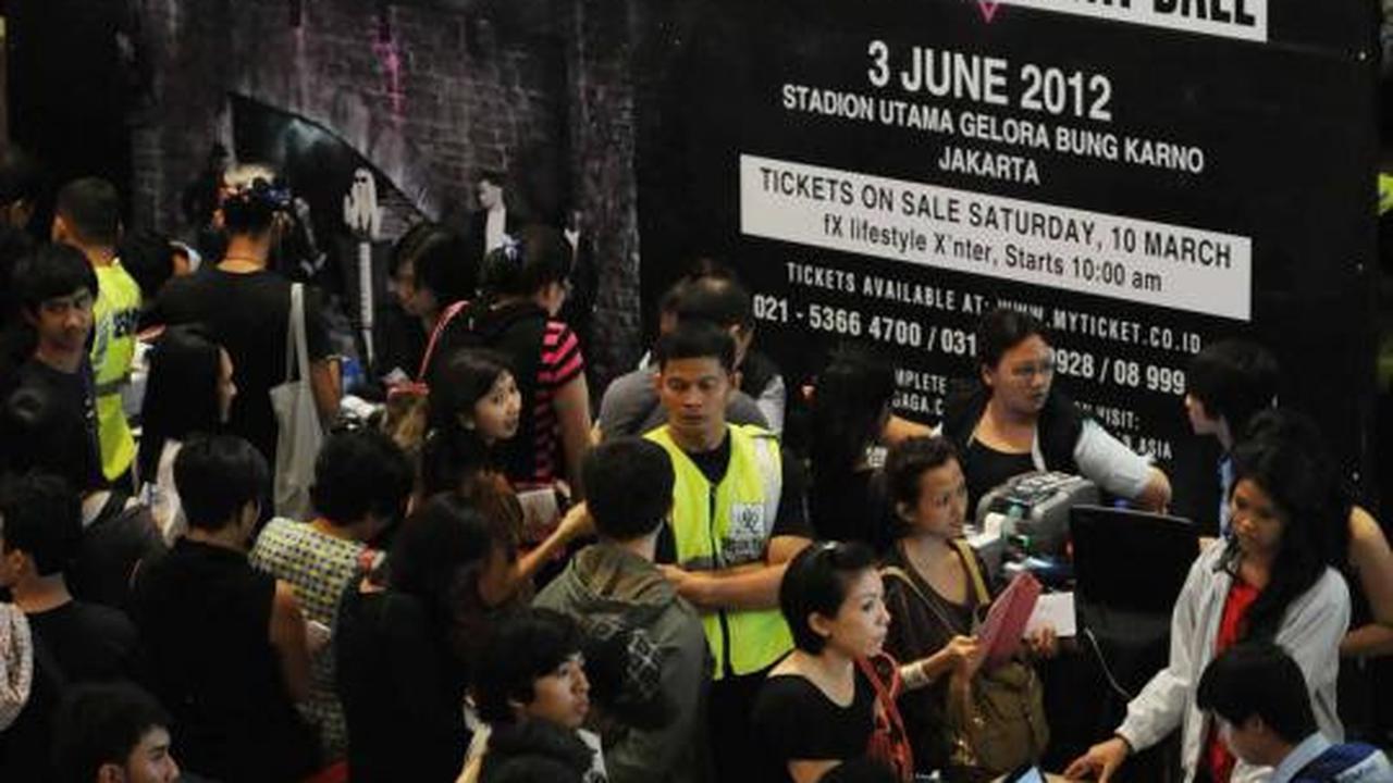 Ratusan penggemar antre beli tiket Lady Gaga