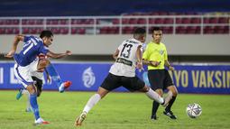 Beruntung Persib punya Frets Butuan. Aksinya di dalam kotak penalti mampu menjebol gawang Madura United dimenit ke-8. (Bola.com/Bagaskara Lazuardi)