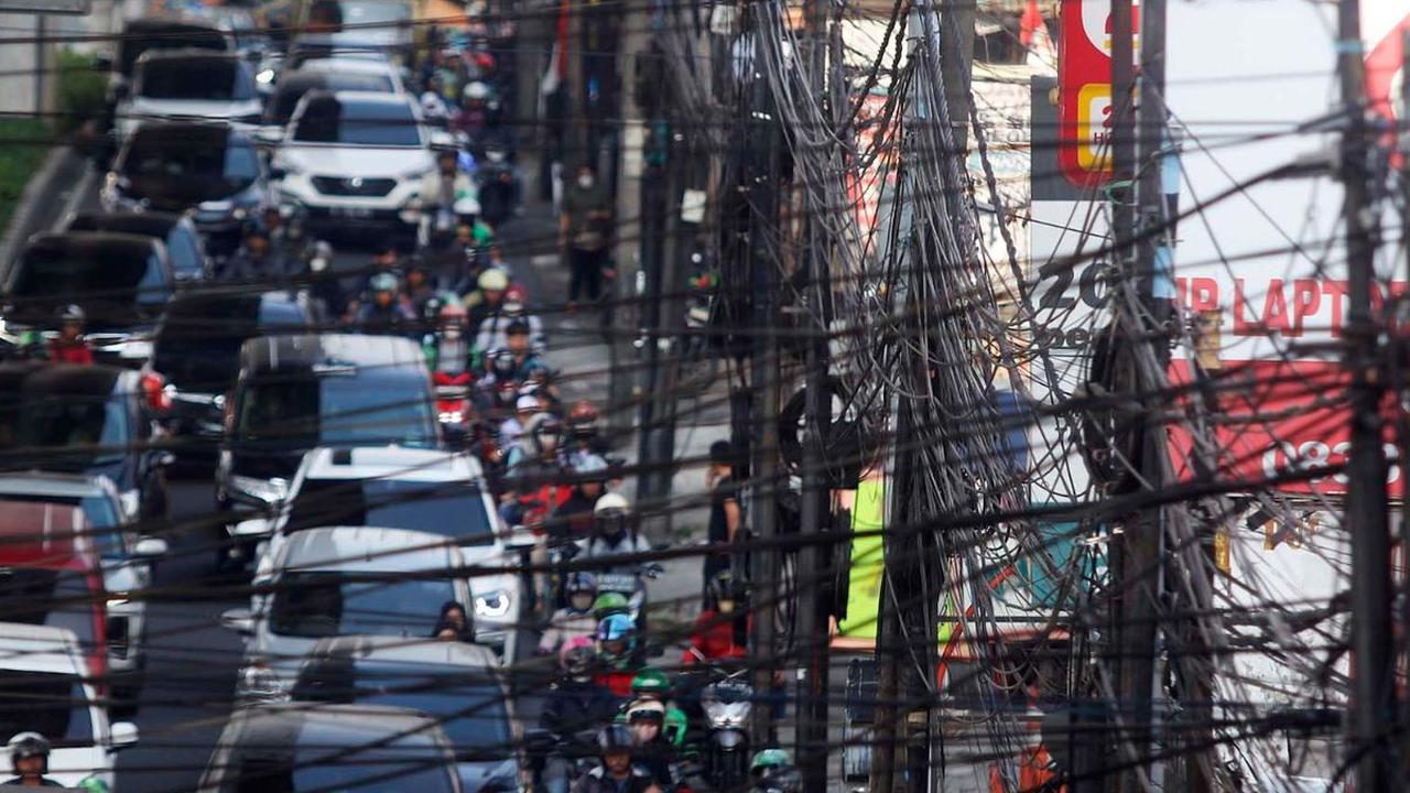 Kabel semrawut di Jakarta menjadi sorotan setelah menelan korban. Kondisi ini membuat Pemprov DKI memberikan ultimatum kepada para operator agar segera membenahi kabel yang semrawut.

Hal itu diungkapkan oleh 
Asisten Pembangunan dan Lingkungan Hidup S