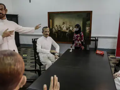 Pengunjung mengamati diorama sejarah di Museum Kebangkitan Nasional, Jakarta, Kamis (20/5/2021). Hari Kebangkitan Nasional yang diperingati pada tanggal 20 Mei merupakan refleksi mengenang masa dimana bangkitnya rasa dan semangat persatuan, kesatuan dan nasionalisme.  (Liputan6.com/Faizal Fanani)