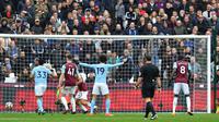 Bek West Ham United Pablo Zabaleta melakukan gol bunuh diri dalam laga kontra Manchester City pada lanjutan Liga Inggris di London Stadium, Minggu (29/4/2018). (BEN STANSALL / AFP)