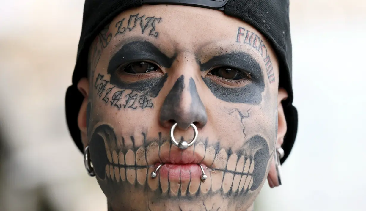 Eduardo Henriquez memperlihatkan koleksi tatonya  saat  ikuti acara Tattoo and Suspension Convention di Valparaiso, Chili, (8/11/2015). Acara ini merupakan kegiatan untuk para penyuka tato dan modifikasi tubuh di Chili.  (REUTERS/Rodrigo Garrido)