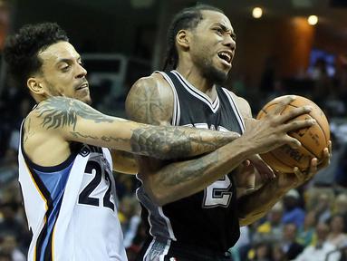 Forward San Antonio Spurs, Kawhi Leonard (2) dilanggar forward Memphis Grizzlies, Matt Barnes (22), pada laga play off NBA di FedEx Forum, Memphis, AS, Sabtu (23/4/2016) WIB. (Reuters/Nelson Chenault-USA TODAY Sports)