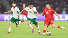 Pemain Timnas Indonesia, Ragnar Oratmangoen berusaha memberikan umpan dibayangi pemain Bulgaria, Filip Krastev dalam laga final FIFA Series 2026 di Stadion Utama Gelora Bung Karno (SUGK), Senayan, Jakarta, Senin (30/03/2026). (Bola.com/M Iqbal Ichsan)