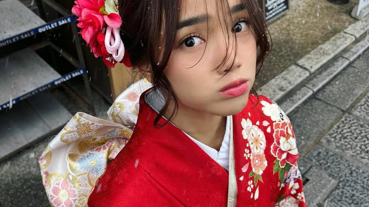 Potret Cantik Fuji Pakai Kimono Merah Saat Berlibur di Jepang, Tampil Menawan Bertabur Butiran Salju