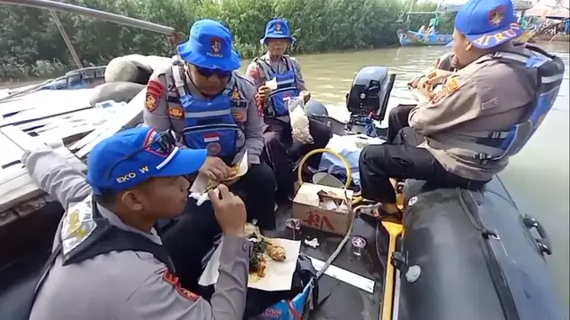 Emak-emak nelayan di Pemalang ajak makan bersama polisi yang sedang mengamankan larung sesaji Sedekah Laut di perairan Utara. (Foto: Liputan6.com/Polres Pemalang)