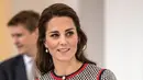 Kate Middleton saat acara pembukaan pameran di Victoria and Albert Museum di London, Kamis (29/6). Busana merek Gucci yang dipilih Kate itu berwarna abu-abu berbahan wol sutra seharga US$2.700 atau setara Rp36 juta. (AP Photo/Alastair Grant)