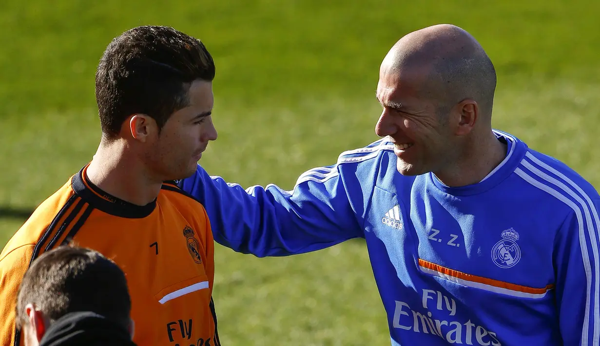  Cristiano Ronaldo (kiri) terlihat akrab bersama Zinedine Zidane saat sesi latihan di Kompleks Valdebebas sports,  Madrid, Spanyol (01/02/2014). (EPA/Juanjo Martin)