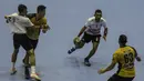 Atlet bola tangan Indonesia, Sir Oni Arianus, mengatur serangan saat melawan Hongkong pada laga Grup C Asian Games di GOR Popki, Jakarta Timur, Senin (13/8/2018). Indonesia kalah 17-40 atas Hongkong. (Bola.com/Vitalis Yogi Trisna)