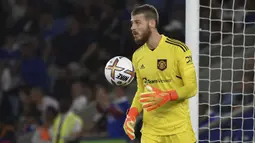 Leicester membalas lewat tendangan bebas Kierran Dewsbury-Hall. Untungnya, David De Gea mampu mengamankan bola dengan baik. (AP/Rui Vieira)