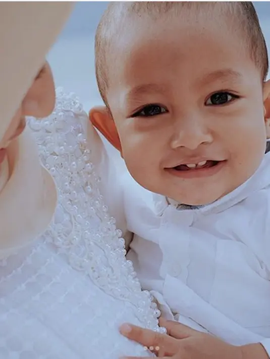 "Dalam kurun waktu 2 tahun ini, kami 3 kali ke Bali.. termasuk sekarang. Yang pertama, akhir Januari 2016, setelah nikah kami honeymoon disini." tulisnya sebagai keterangan foto yang diunggah pada 19 Januari. (Instagram/fedinuril)