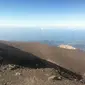 Semeru dengan puncaknya Mahameru, Gunung tertinggi di Jawa menjadi dambaan para penggiat alam bebas pendakian gunung (Liputan6.com/Andi Jatmiko).