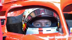 Pebalap Ferrari, Sebastian Vettel mendapatkan layanan pit saat latihan bebas pertama sesi kualifikasi F1 GP di Sirkuit Hockenheim, Jerman, Sabtu (21/7). Vettel berhasil meraih posisi start terdepan (pole position). (AP Photo/Jens Meyer)