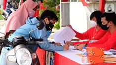 Calon debitur KPR Subsidi mengisi persyaratan akad drive thru di Perumahan Samesta Dramaga Bogor, Minggu (22/8/2021). Bank BTN melakukan terobosan baru dalam proses akad kredit drive thru sebagai langkah perseroan menerapkan protokol kesehatan dalam masa pandemi Covid-19. (Liputan6.com/HO/BTN)