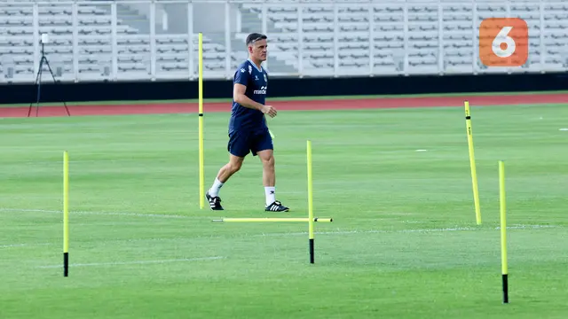 Foto: Sibuknya John Herdman Menyiapkan Perlengkapan Latihan Timnas Indonesia