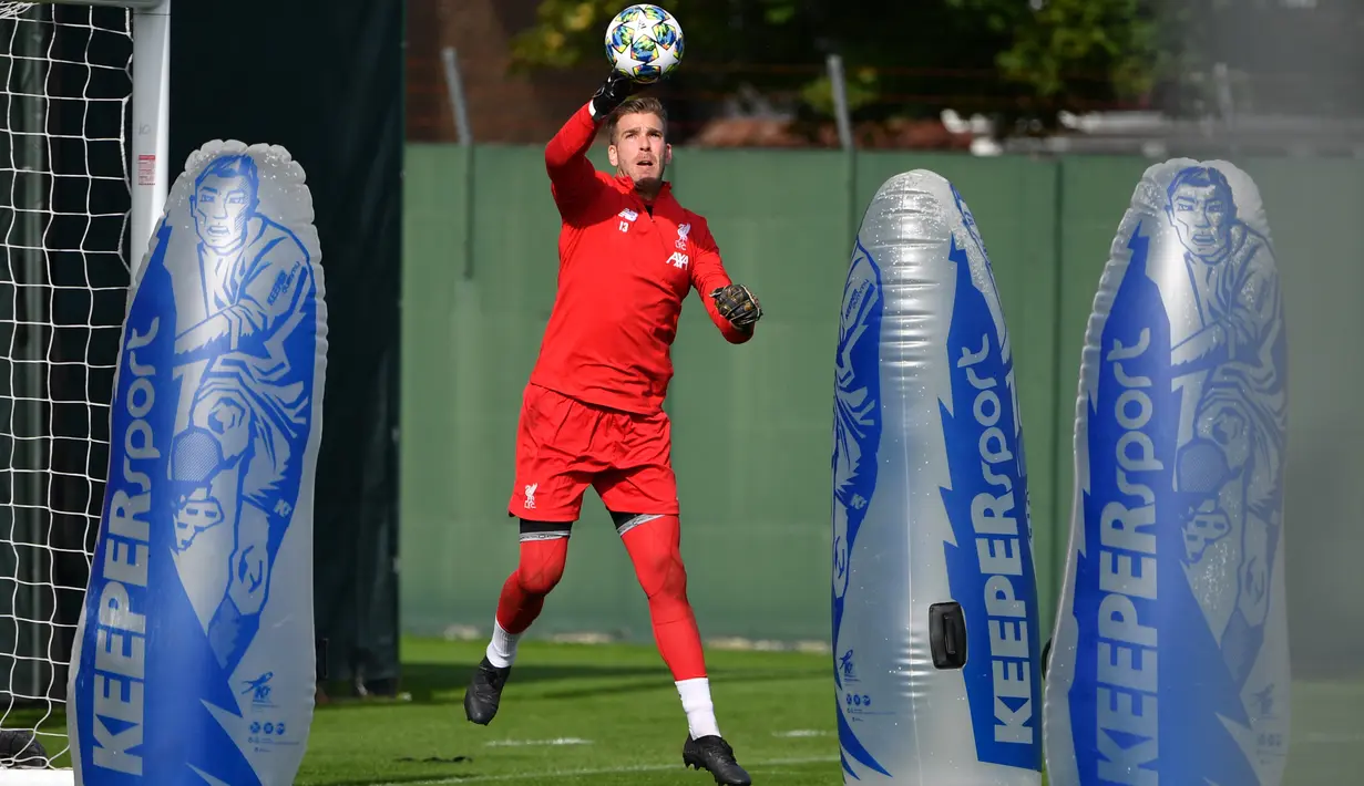 Kiper Liverpool Adrian saat sesi latihan di Kompleks Melwood, Liverpool, Inggris, Senin (16/9/2019). Liverpool akan menghadapi Napoli pada laga perdana Grup E Liga Champions 2019-2020. (Paul ELLIS/AFP)