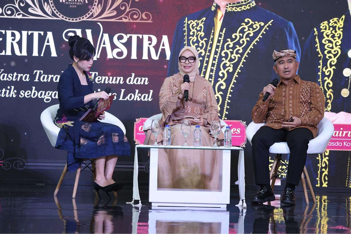 FOTO: Wali Kota Tarakan & Istri Tampil Elegan  dengan Batik Khas Tarakan di Parade Wastra Nusantara 2025