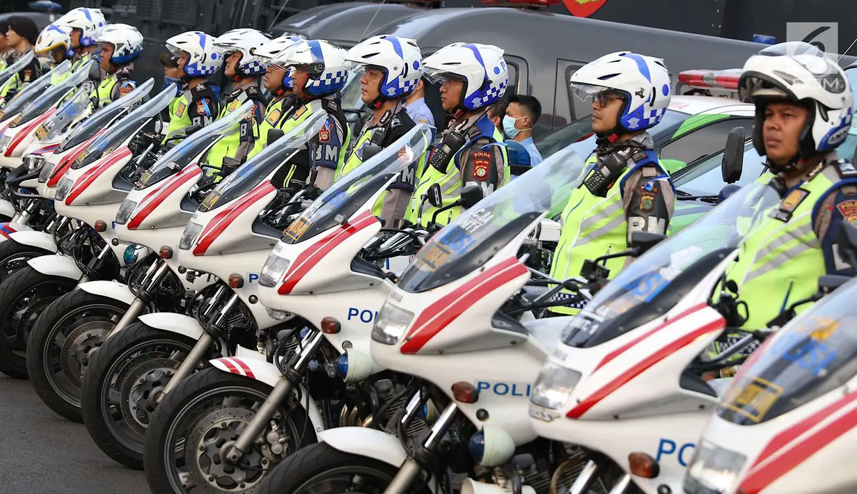 Personel polisi menggelar apel pasukan pengamanan malam takbiran di halaman Ditlantas Polda Metro Jaya, Jakarta, Kamis (14/6). Sekitar 5.000 personel  akan mengamankan malam takbiran dan salat Idul Fitri di Ibu Kota. (Liputan6.com/Immanuel Antonius)