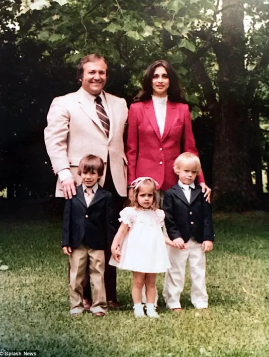 Menurut Maughan, Frigon juga menuntut skrip film yang tidak akurat. Setidaknya, ada beberapa kesalahan besar seperti sejarah perkawinan Seal, tempat kematiannya, serta jumlah anak Seal yang digambarkan ada tiga, bukan lima. (via Dailymail.co.uk)