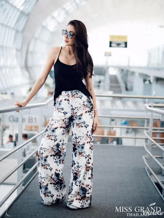 Selanjutnya, Faye memakai celana kullot bermotif floral dan dipadukannya dengan tanktop berwarna hitam. Rambutnya yang panjang juga dibiarkan terurai begitu saja, serta kacamata hitamnya yang hits. (Instagram/faye_malisorn)