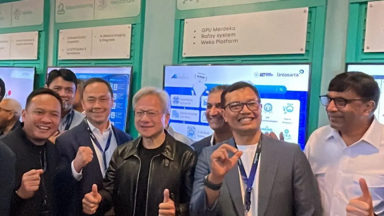 CEO ESQ Corp & Founder UAG University, Ary Ginanjar Agustian bersama dengan CEO NVIDIA, Jensen Huang dalam sebuah forum acara. (Istimewa)
