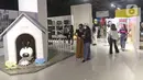 Sejumlah pengunjung berada di area pameran PopArt Jakarta di Mal Astha District 8, Jakarta, Selasa (7/12/2021). Pameran bertema "Celebration of Art and Creative Intellectual Property" ini menampilkan sejumlah karya terpilih dari kreator kekayaan intelektual Indonesia. (Liputan6.com/Herman Zakharia)