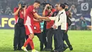 Presiden Republik Indonesia, Prabowo Subianto menyalami kapten Timnas Indonesia Jay Idzes usai pertandingan putaran ketiga kualifikasi Piala Dunia 2026 zona Asia grup C di Stadion Utama Gelora Bung Karno, Jakarta, Kamis (5/6/2025). (Liputan6.com/Angga Yuniar)