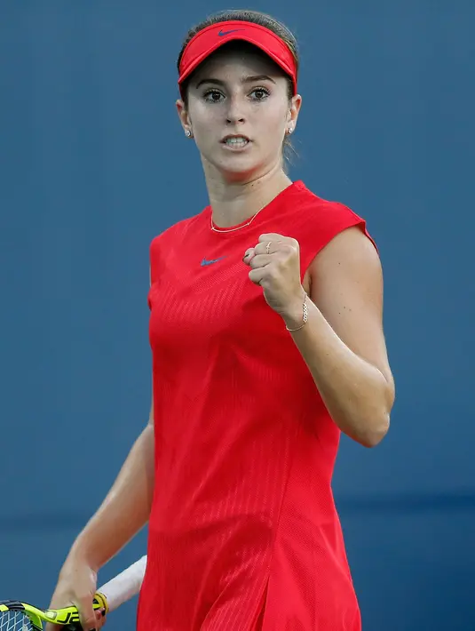Catherine Bellis merayakan pukulan bola yang masuk saat melawan Alize Cornet dari Prancis di Bank of the West Classic di Stanford, California (31/7). Bellis menduduki peringkat petenis nomor satu junior di dunia pada 2014. (AFP Photo/Lachlan Cunningham)