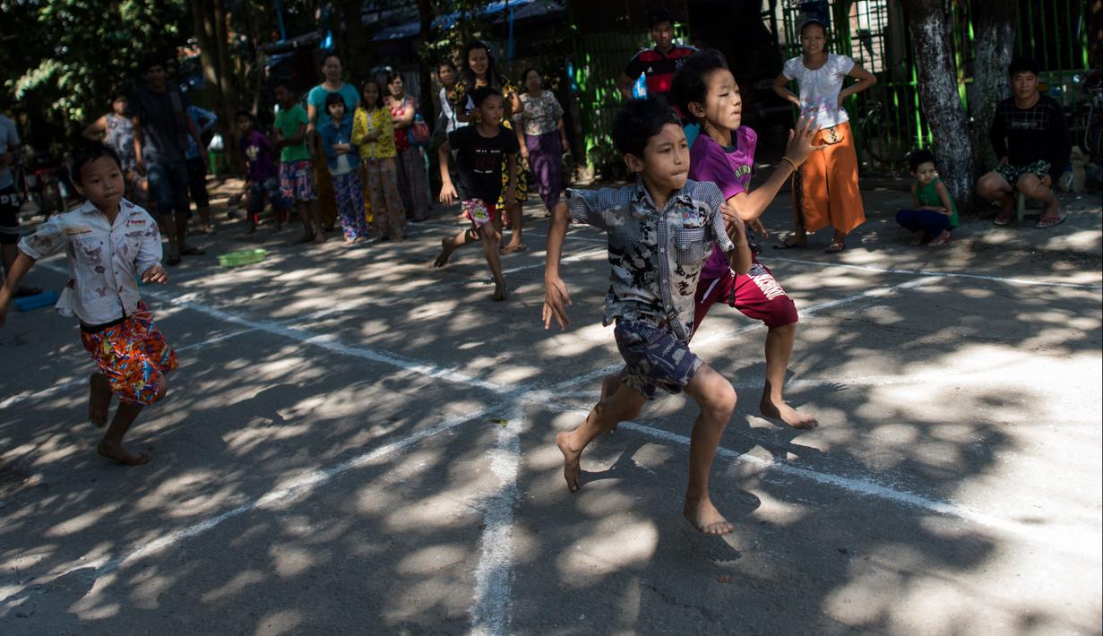 Sejumlah anakmengikuti lomba lari untuk menandai Hari Kemerdekaan ke-71 Myanmar di pinggiran Yangon( 4/1). Negara ini merayakan peringatan ke-71 deklarasi kemerdekaannya dari pemerintahan kolonial Inggris. (AFP Photo/Ye Aung Thu)