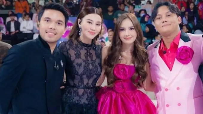 Gaya Kontras Dua Sahabat Mahalini dan Aaliyah Massaid saat konser