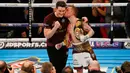 Petinju Carl Frampton saat mencium pelatihnya usai memenangkan gelar tinju kelas Bantam di Manchester Arena, (27/2). Carl kini memegang sabuk juara IBF dan WBA judul super bantam. (Reuters / Andrew Couldridge)