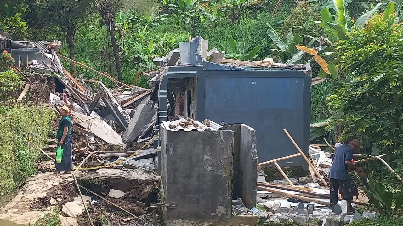 Dampak bencana pergerakan tanah di Sukabumi, Jawa Barat.