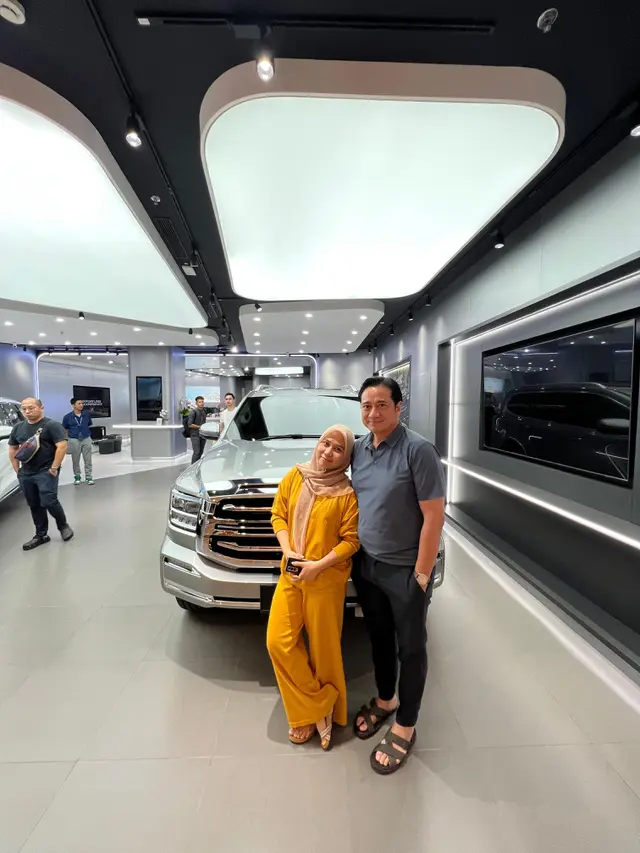 Verrell Bramasta membelikan ibu sambungnya mobil mewah.