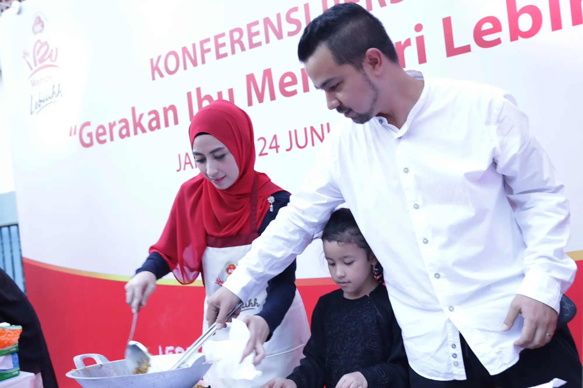 Annisa Trihapsari dan Sultan Djorghi kerap melakukan aktifitas bersama. (Galih W Satria/Bintang.com)