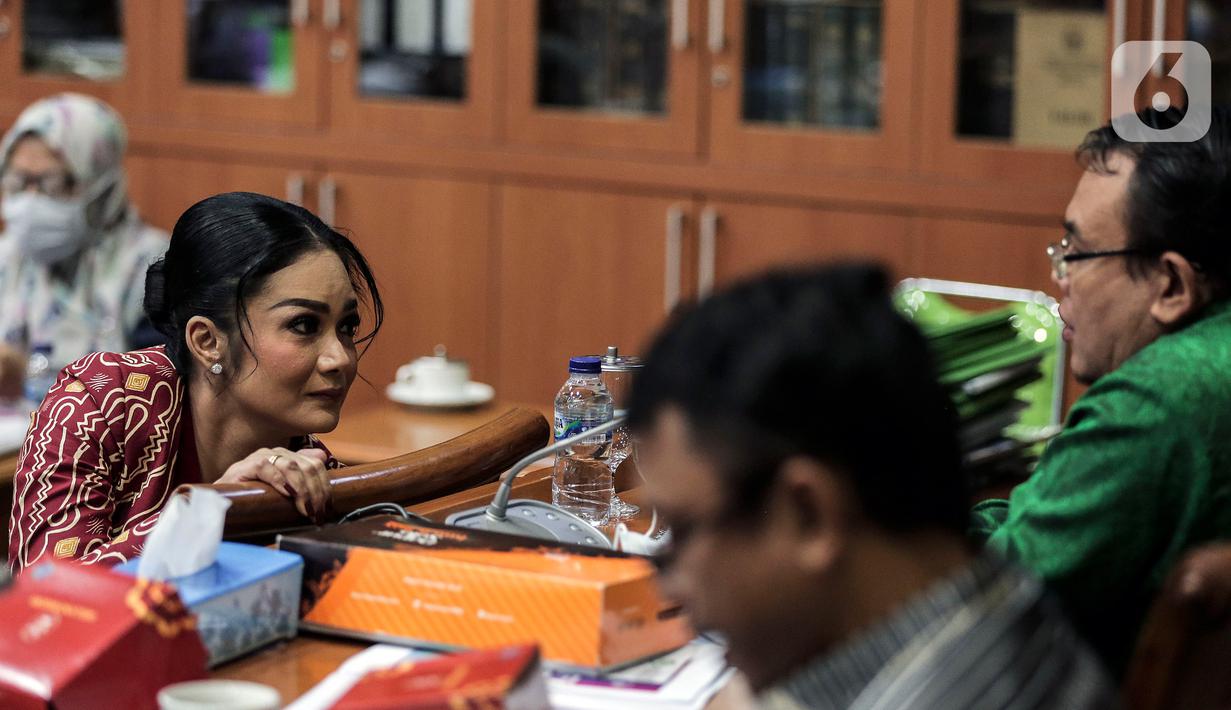 Anggota DPR Komisi IX Krisdayanti mengikuti rapat kerja dengan Menteri Tenaga Kerja dan Dirut BPJS Ketenagakerjaan di Kompleks Parlemen, Senayan, Jakarta, Rabu (8/7/2020). (Liputan6.com/Johan Tallo)