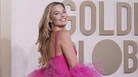 Aktris Margot Robbie tiba untuk menghadiri ajang ajang Golden Globe Awards atau Golden Globes 2024 di Beverly Hilton di Beverly Hills, California, Minggu (8/1/2024). (Photo by Jordan Strauss/Invision/AP)
