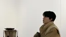 Ryu Jun Yeol tampil dengan outfit yang dilayering. Ia mengenakan jaket cokelat oversized masih ditumpuknya dengan vest cokelat yang senada, dan padu padan mengenakan celana panjang hitam. [Foto: Instagram/ryusdb]